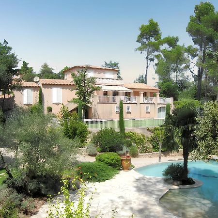 Villa Spacieuse Avec Piscine A Saint Maximin Esterno foto
