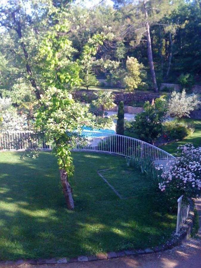 Villa Spacieuse Avec Piscine A Saint Maximin Esterno foto