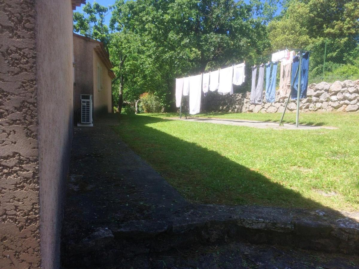 Villa Spacieuse Avec Piscine A Saint Maximin Esterno foto