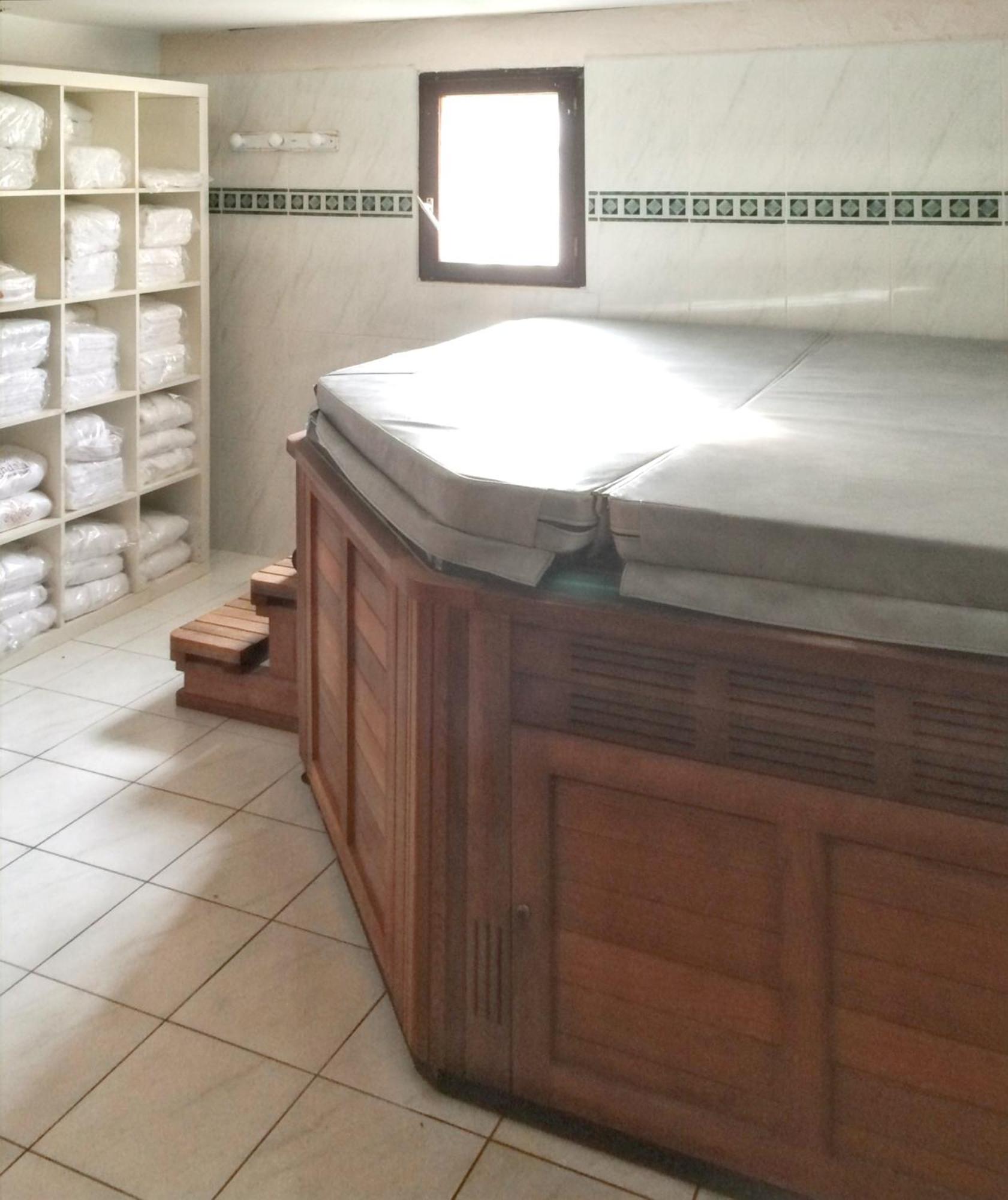 Villa Spacieuse Avec Piscine A Saint Maximin Esterno foto