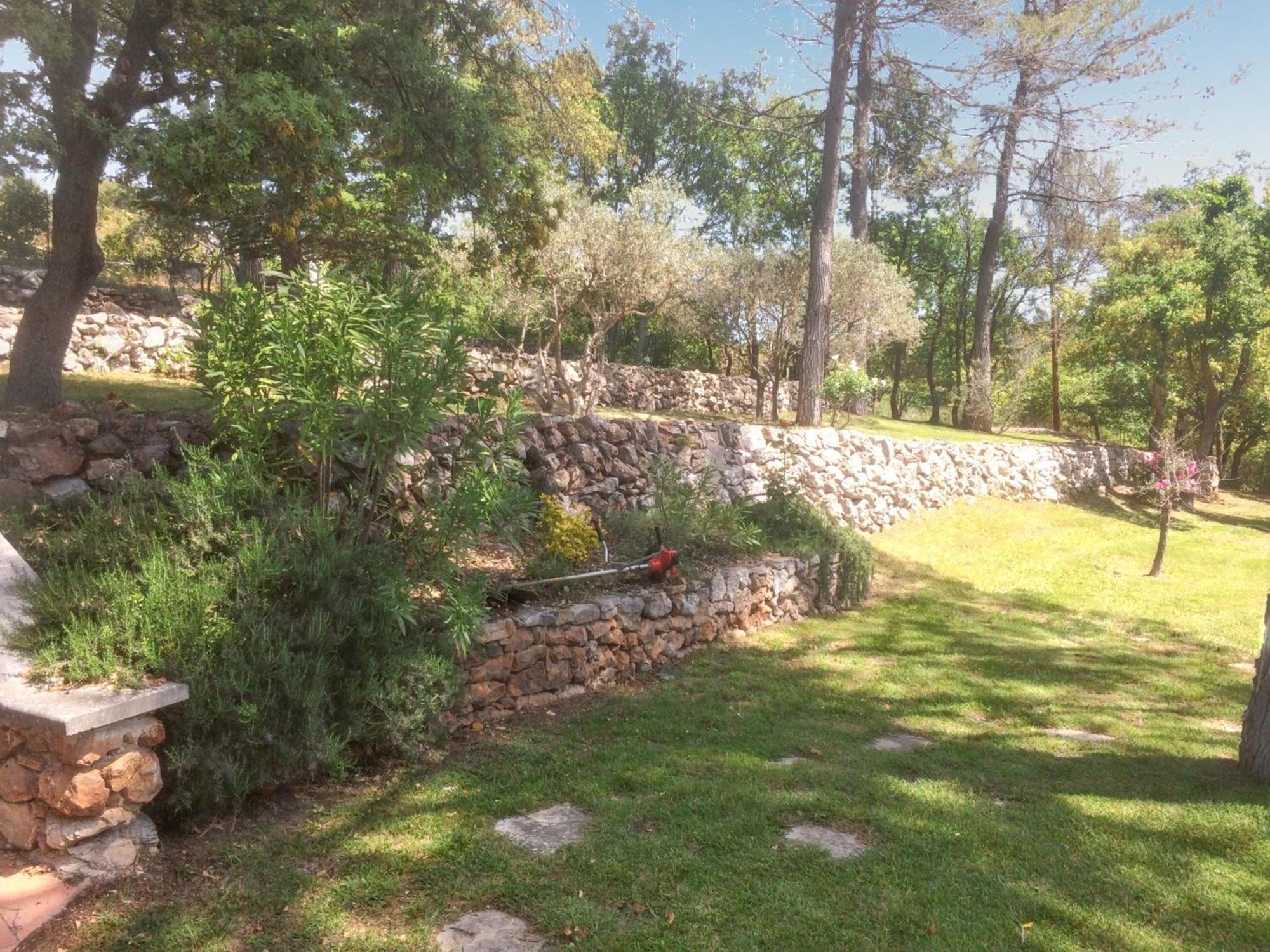 Villa Spacieuse Avec Piscine A Saint Maximin Esterno foto