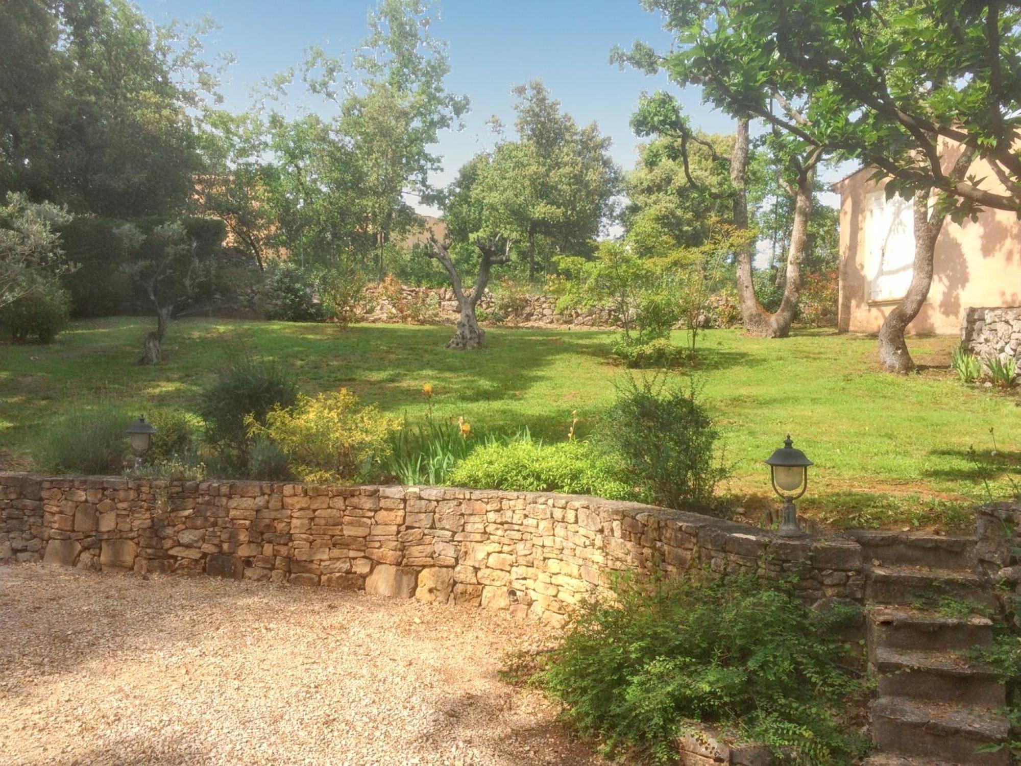 Villa Spacieuse Avec Piscine A Saint Maximin Esterno foto