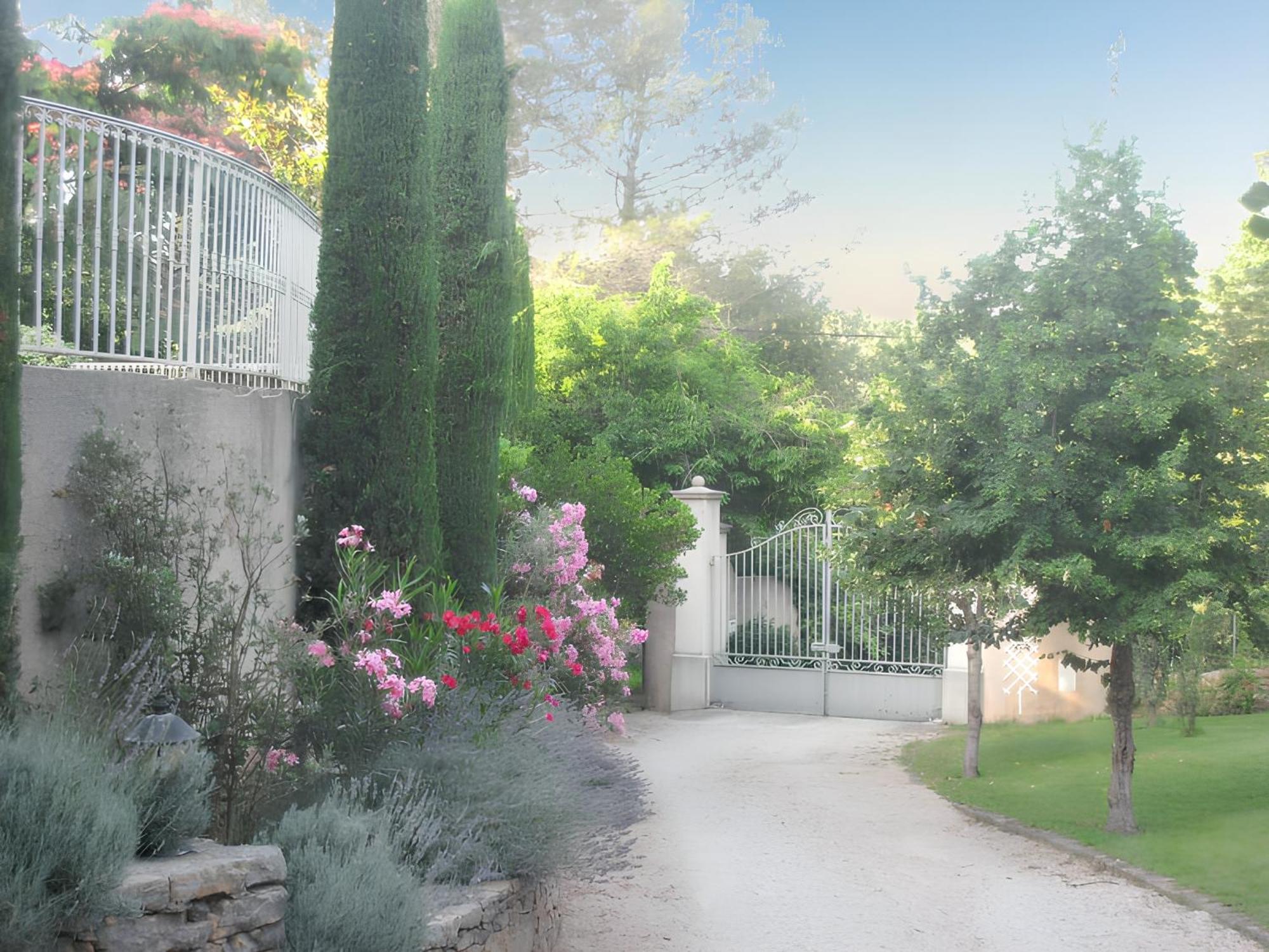 Villa Spacieuse Avec Piscine A Saint Maximin Esterno foto