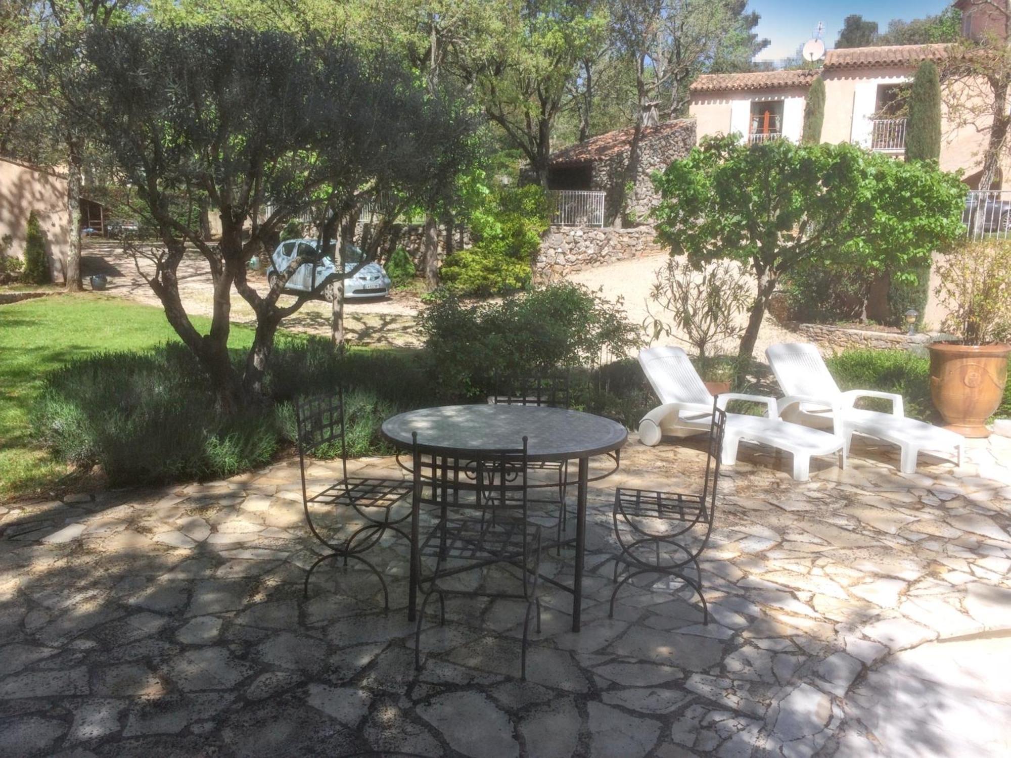 Villa Spacieuse Avec Piscine A Saint Maximin Esterno foto