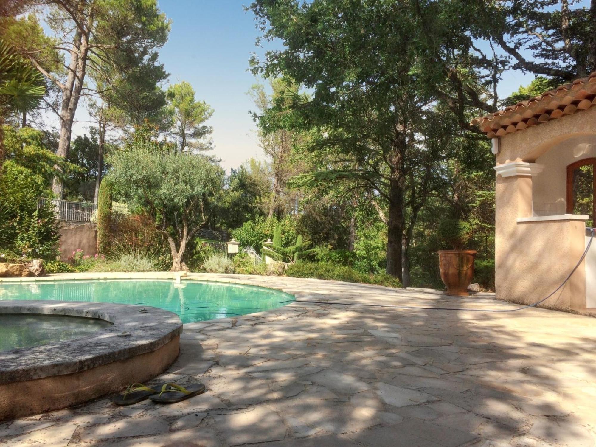 Villa Spacieuse Avec Piscine A Saint Maximin Esterno foto