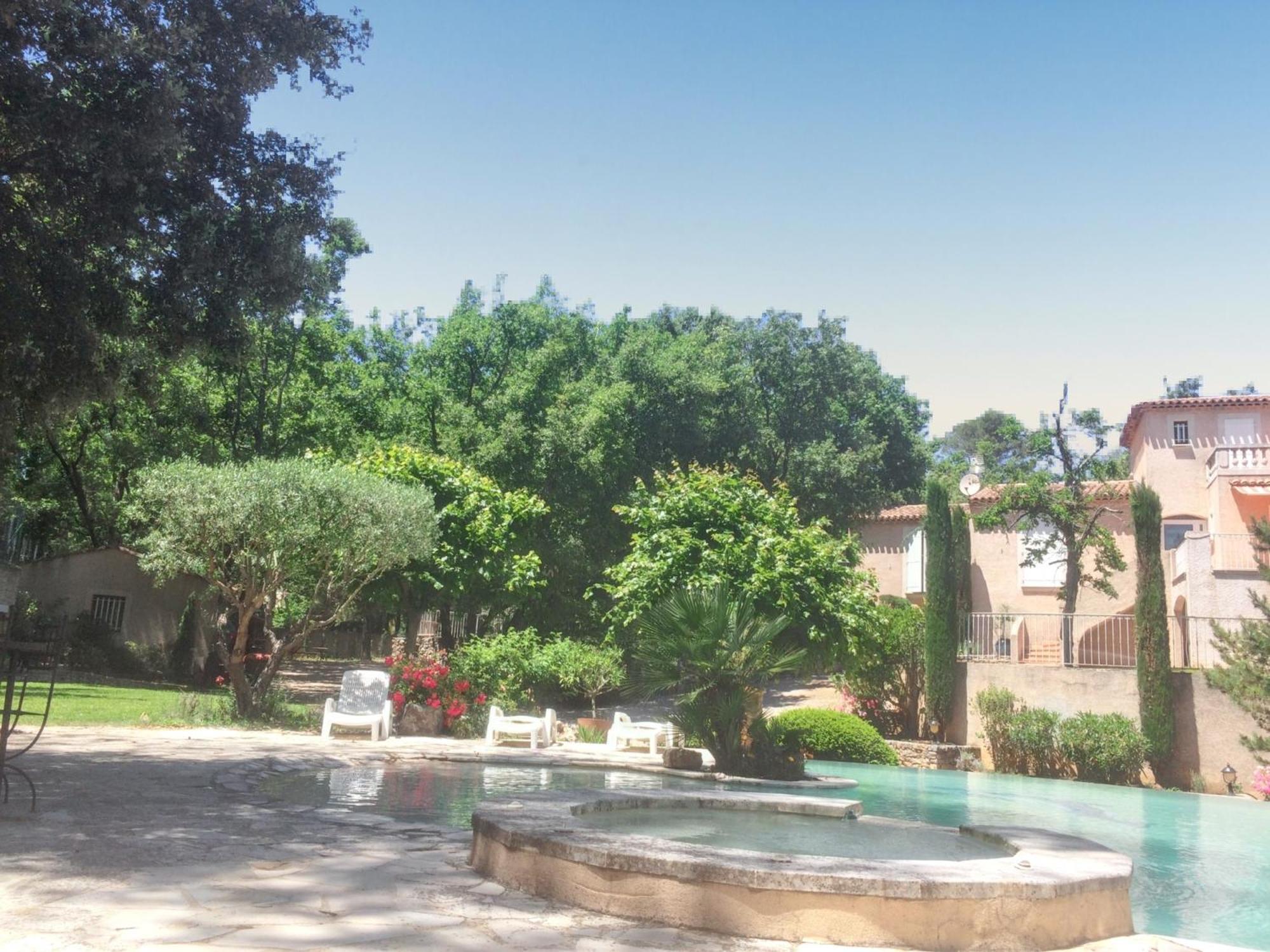 Villa Spacieuse Avec Piscine A Saint Maximin Esterno foto