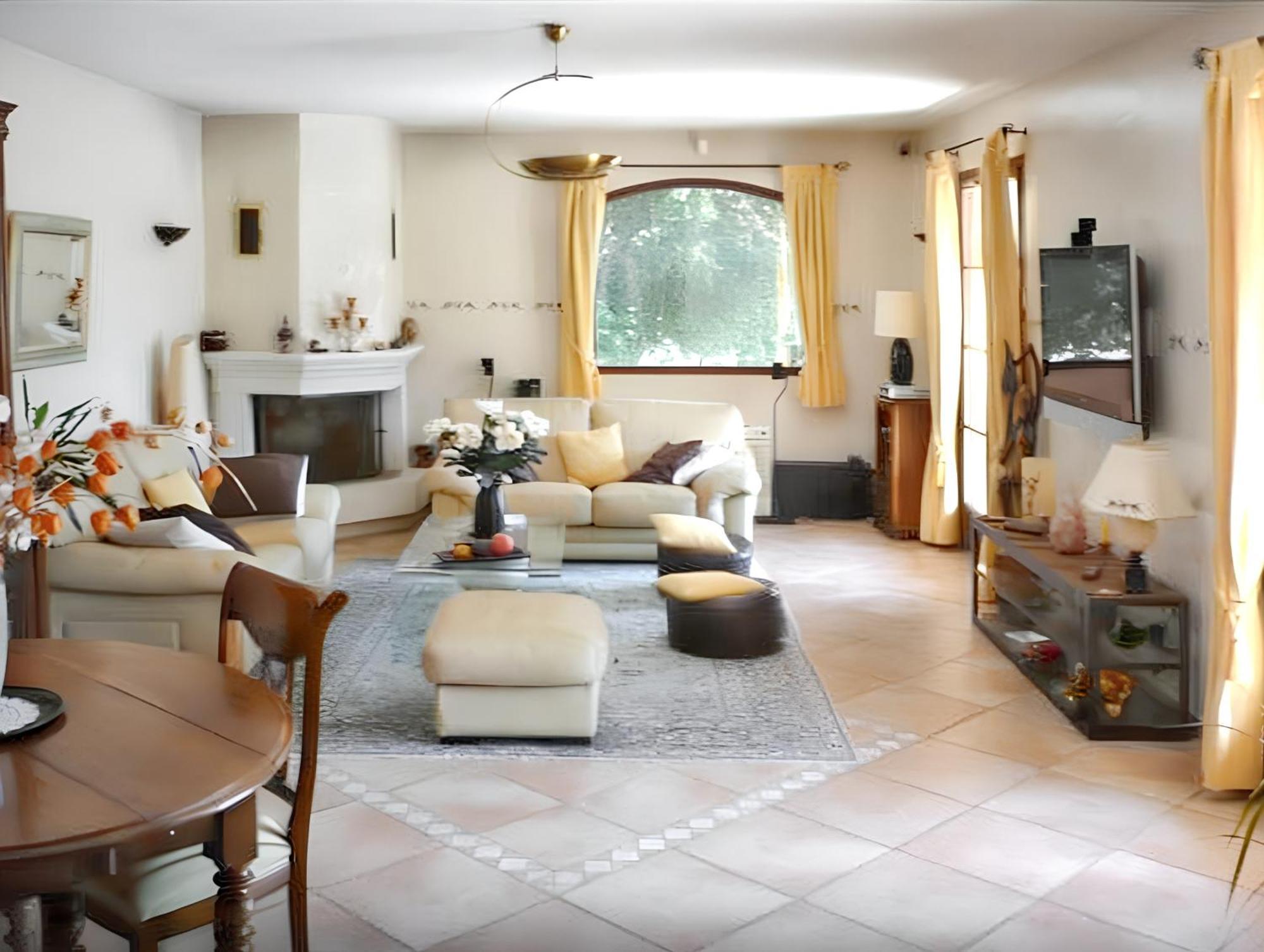 Villa Spacieuse Avec Piscine A Saint Maximin Esterno foto