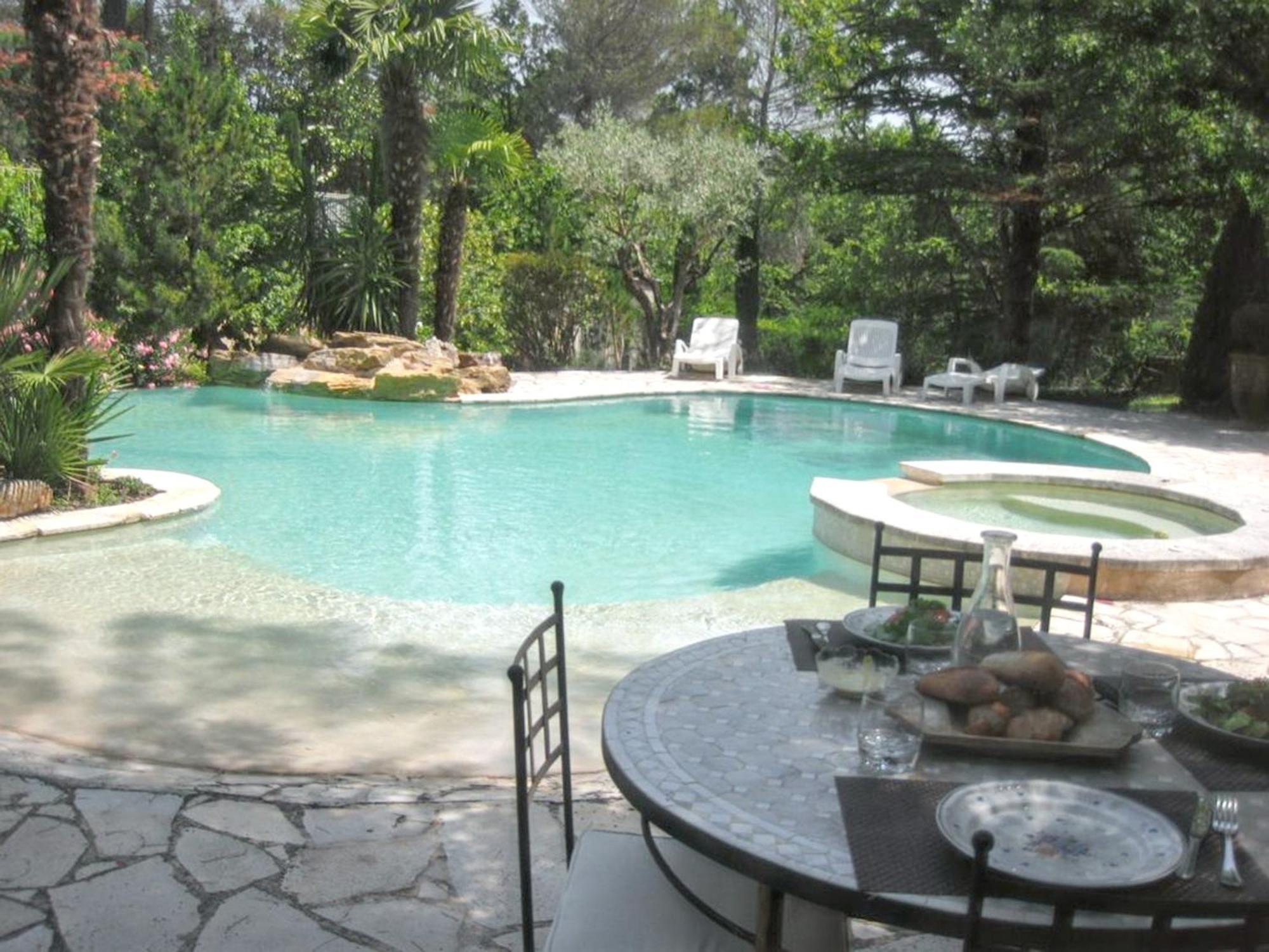 Villa Spacieuse Avec Piscine A Saint Maximin Esterno foto