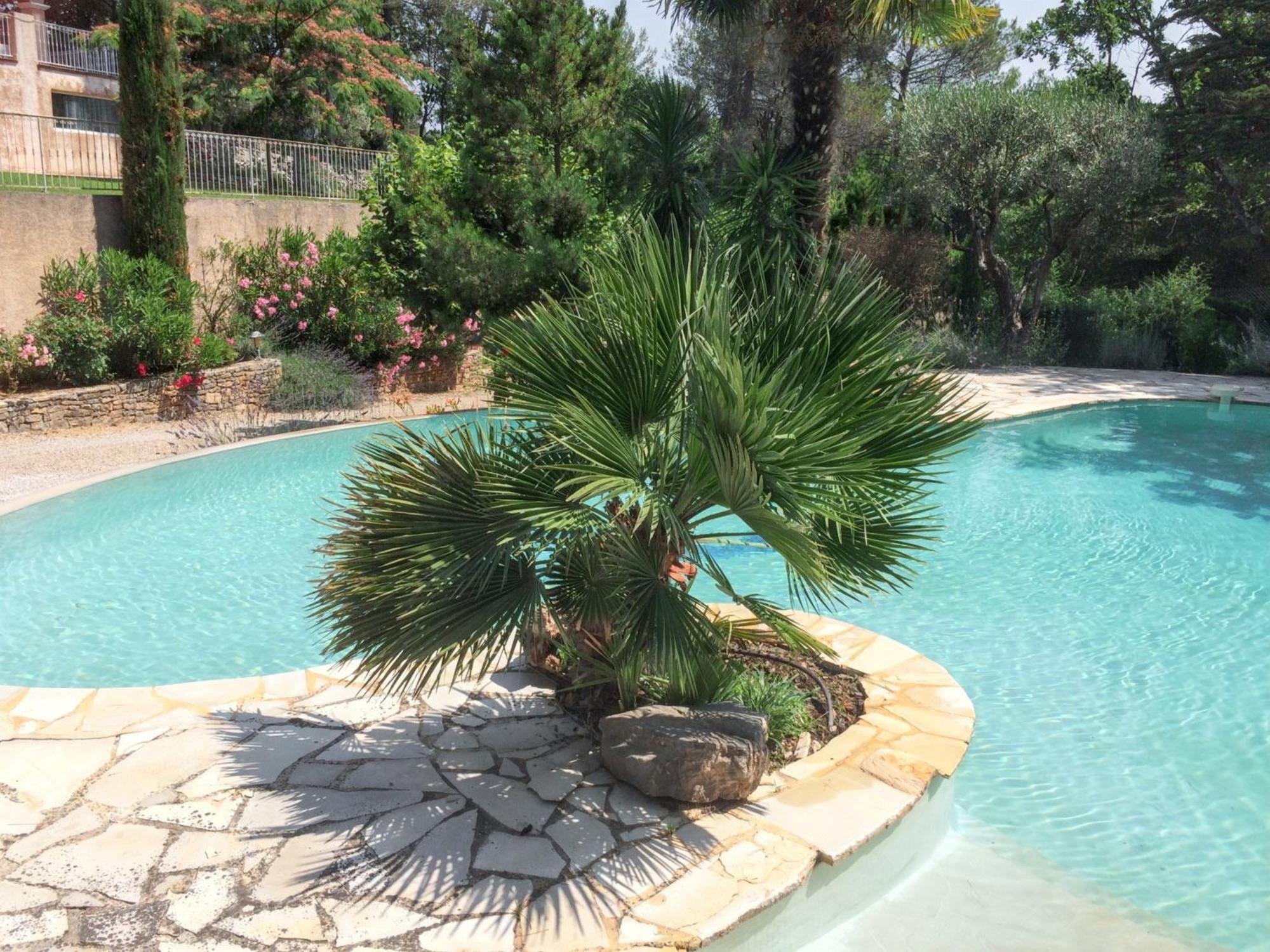 Villa Spacieuse Avec Piscine A Saint Maximin Esterno foto
