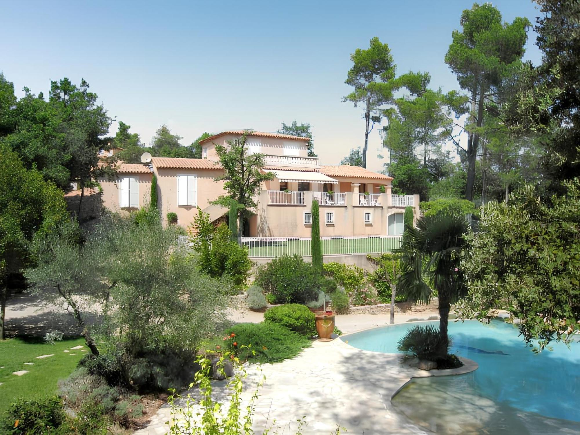 Villa Spacieuse Avec Piscine A Saint Maximin Esterno foto